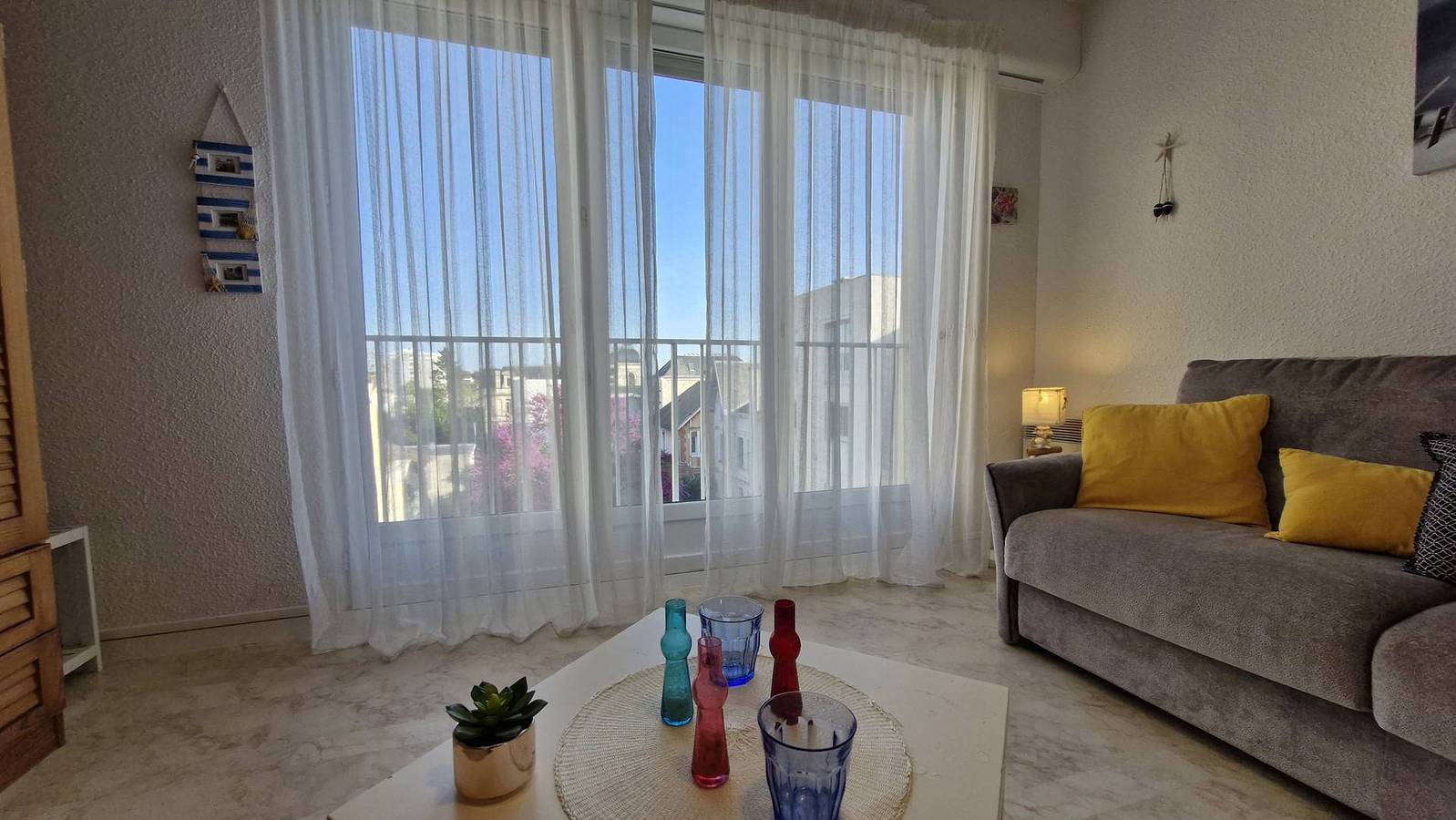 Studio entier, Royan - Studio Lumineux au calme - 30m de la Plage - Quartier du Parc in Royan, Côte de Beauté