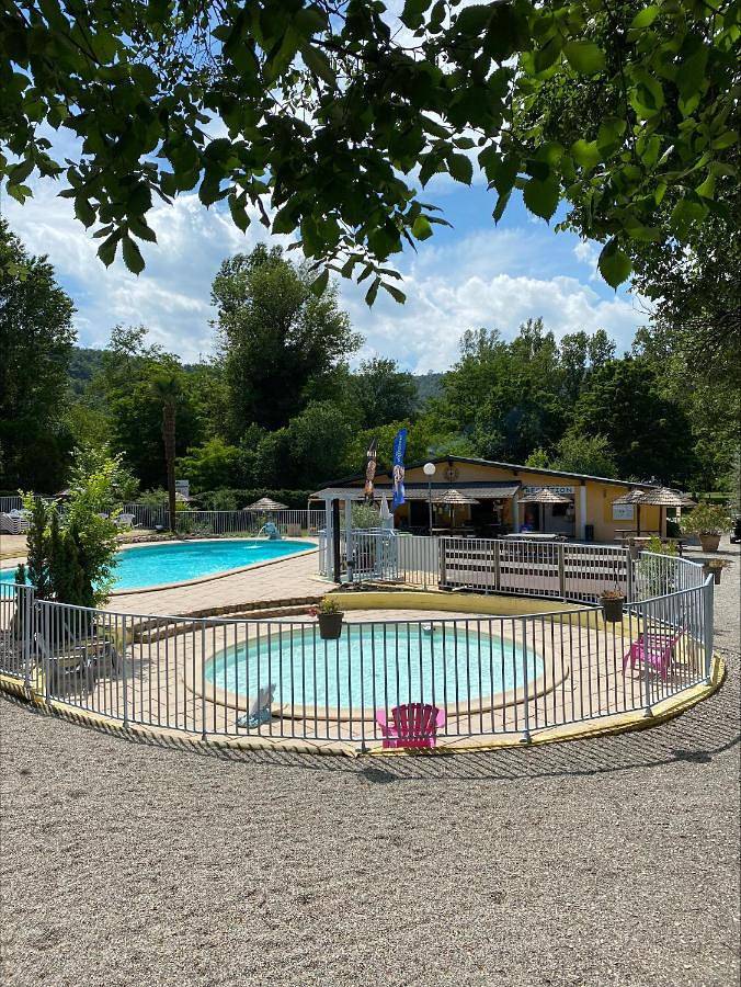 Camping pour 2 personnes, avec Terrasse ainsi que Jardin et Piscine