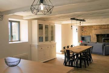 Location de vacances pour 12 personnes, avec terrasse à Ploemel