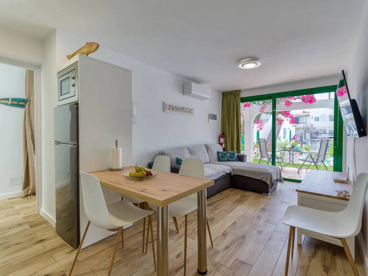 Entire apartment, Vacation Apartment 'Elegante Apartamento 5 Min De Playa' with Shared Pool in San Agustin, San Bartolomé de Tirajana