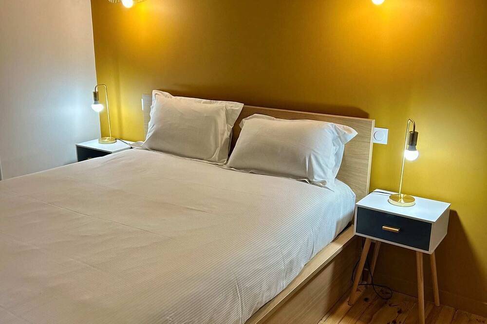 Entire apartment, 2-person air-conditioned 1-bedroom apartment near Aïga Resort Puy Lassolas 102 in Châtel-Guyon, Volcans d'Auvergne Regional Nature Park