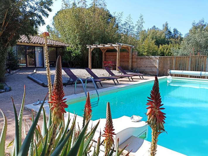 Gîte pour 2 personnes, avec piscine ainsi que terrasse et jardin