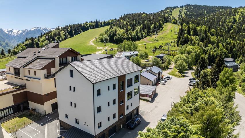 Entire apartment, Holiday Apartment "Résidence Pieds Des Pistes" near the Slopes with Private Terrace and Wi-Fi in French Pyrenees