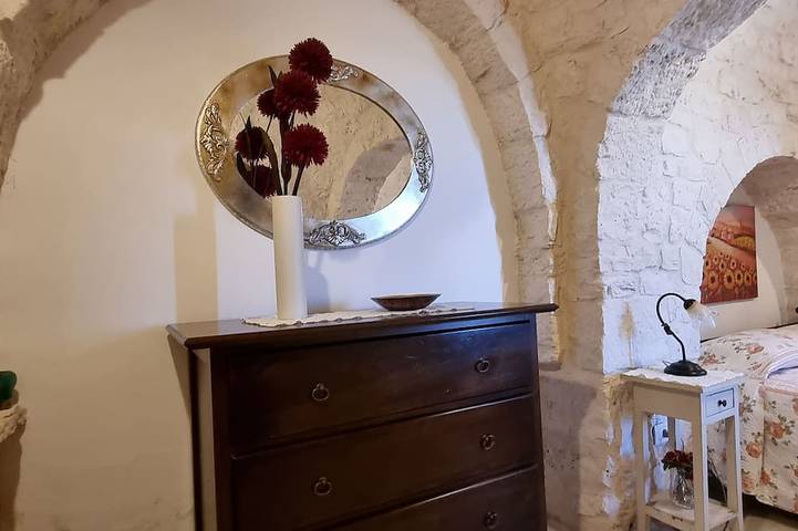 Trulli Bianchi. Caratteristico in pietra con piscina privata e vista panoramica in Comune di Alberobello, Provincia di Bari