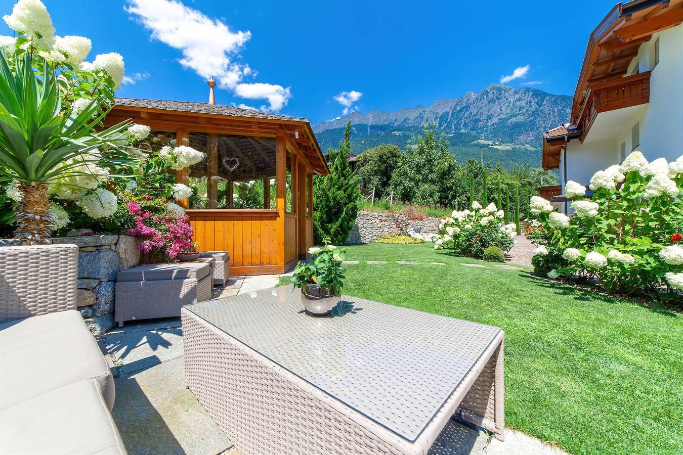 Ganze Wohnung, Apartment „Tratter 3°“ mit Bergblick, Gemeinschaftsgarten und Wlan in Algund, Ortleralpen