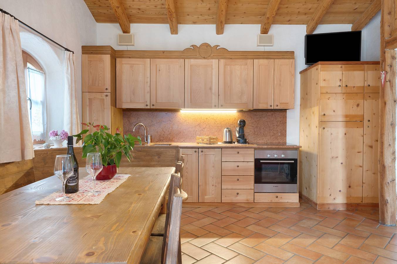 Appartamento intero, Appartamento 'Red' con vista sulle montagne, giardino in comune e Wi-Fi in Coredo, Predaia