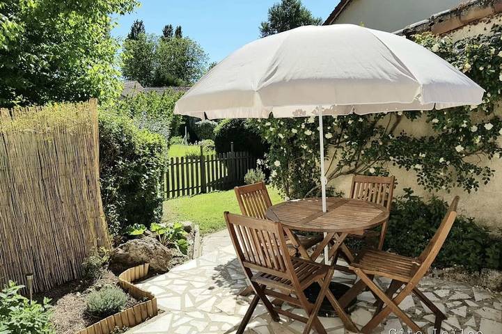 Location de vacances pour 4 personnes, avec terrasse et jardin à La Puye