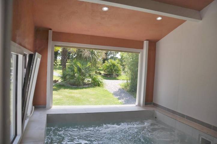 Appartement de vacances pour 4 personnes, avec Terrasse et Jacuzzi ainsi que Jardin et Piscine