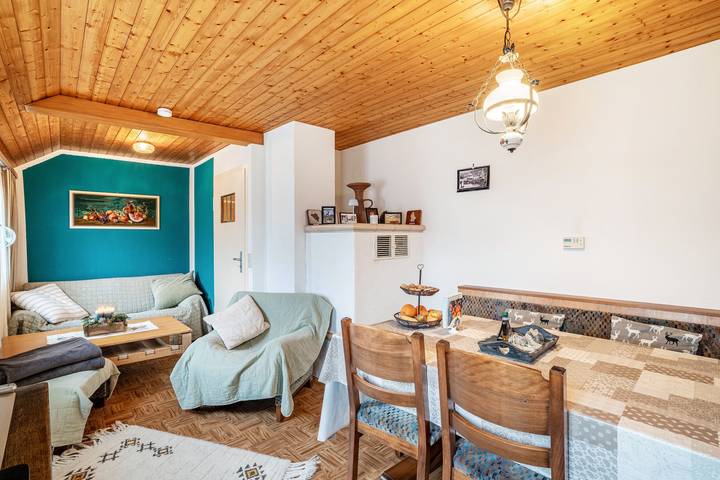 Hel lejlighed, Apartment 'Retro Mit Schlossblick' with Mountain View, Shared Terrace and Wi-Fi in Altensteig, Nord Sortskoven