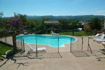Location de vacances pour 4 personnes, avec terrasse ainsi que jardin et piscine à Gargas
