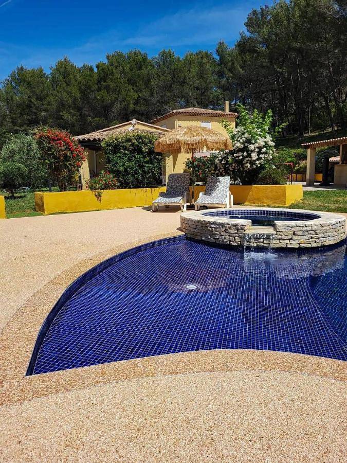 Appartement de vacances pour 6 personnes, avec jardin ainsi que vue et piscine