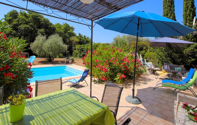 Gîte pour 6 personnes, avec terrasse ainsi que piscine et jardin à Saint-Maurice-sur-Eygues