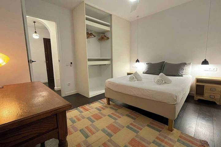 Apartamento entero, F3- Spacious 2 bedroom. Sarrià - Hospital Clinic in Centro Barcelona, Barcelona