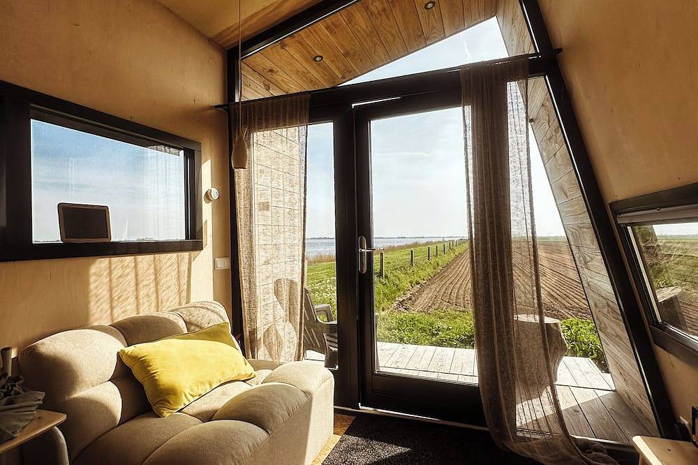 Sleeping on a Dike - Tiny House in Ijsselmeer