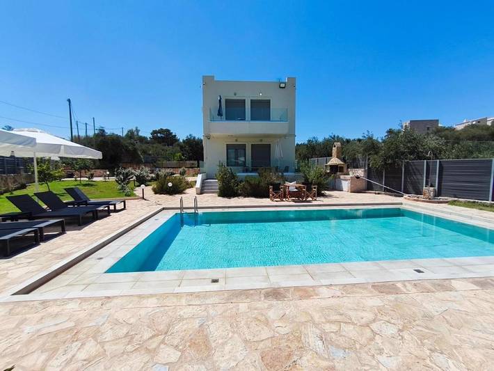 Villa for 7 people, with pool and garden as well as hot tub, child-friendly in Almyrida