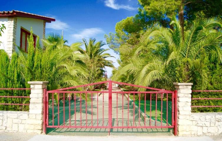 Gîte pour 2 personnes, avec Balcon et Terrasse ainsi que Jardin et Piscine à Caspe