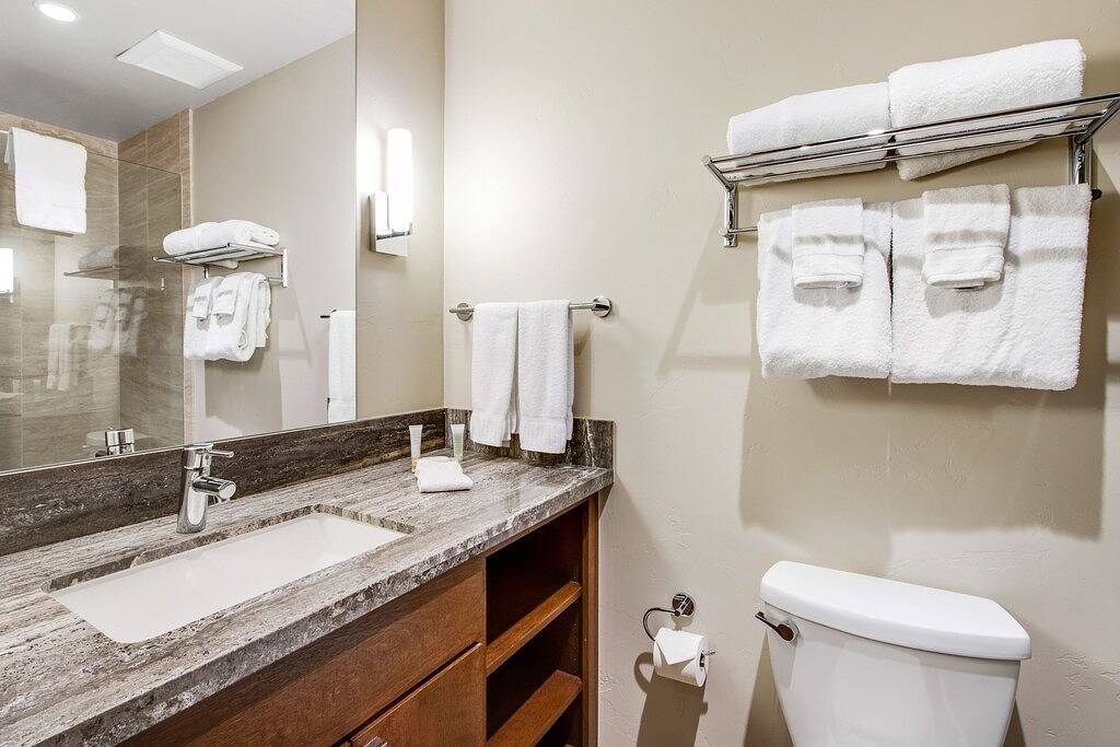 Ganze Wohnung, Luxe Two-Story Penthouse with Mountain Views - Near Riverfront Express Gondola in Avon, Beaver Creek