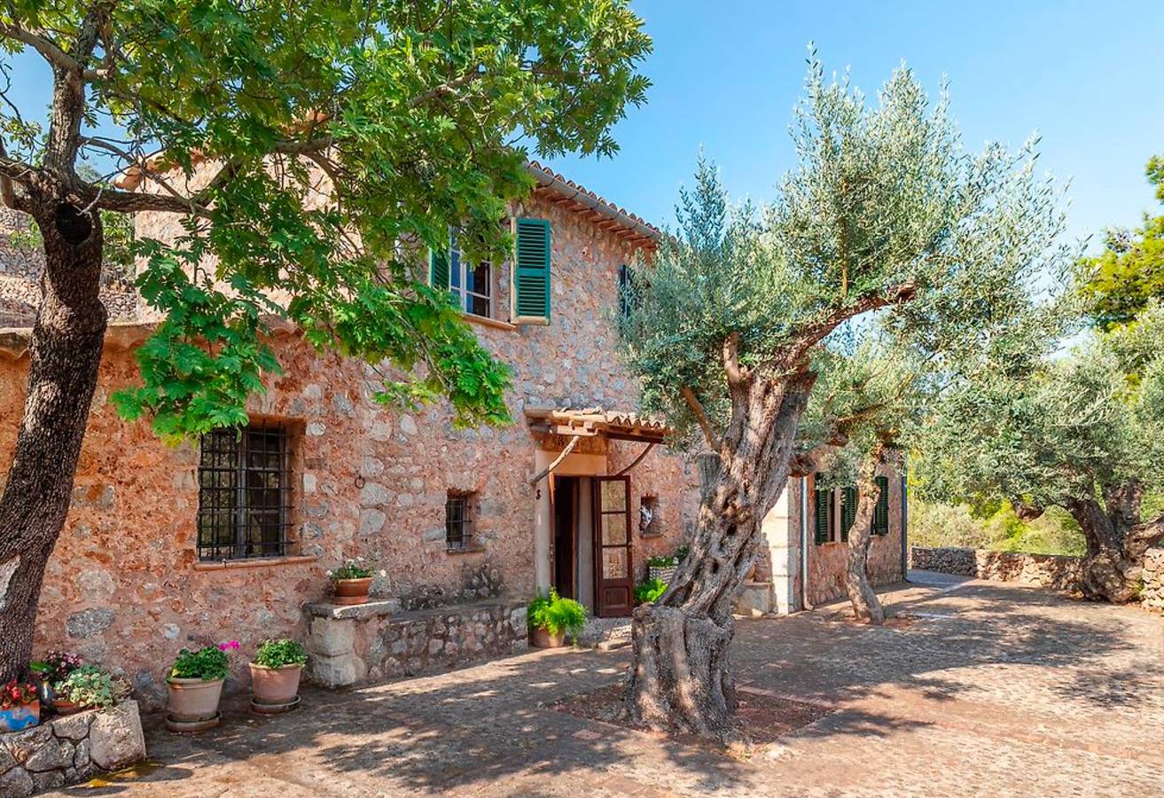 Villa 'Sóller Villa es Coco' with Views, Private Terrace, and Wi-Fi in Sóller, West Majorca