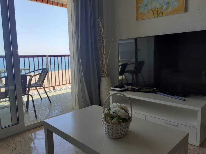 Ganze Ferienwohnung, Suitur Wohnung mit Meer- und Strandblick an vorderster Front in Canet de Mar, Costa del Maresme