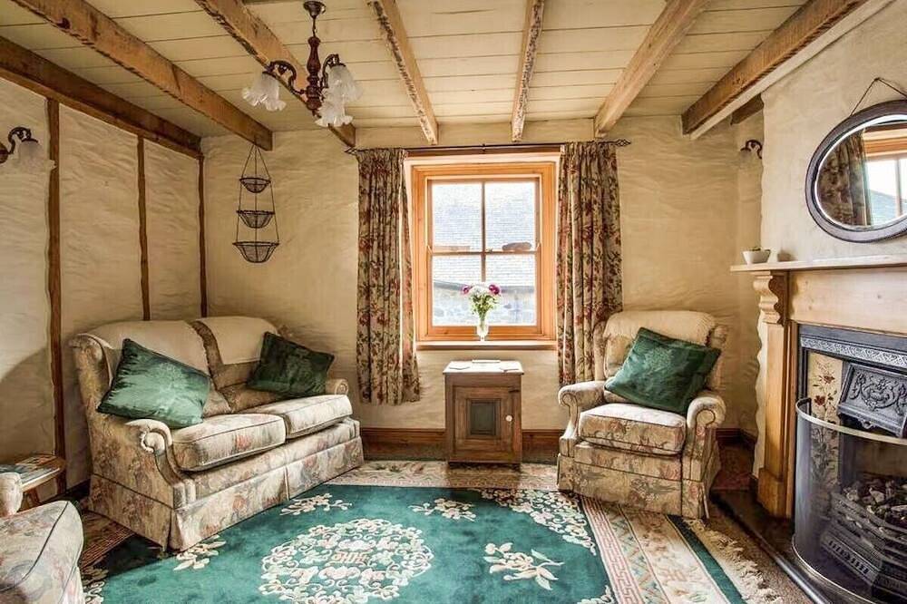 Carole's Cottage - Private Parking, Sea Views, Garden & Close To Harbour & Beach in Charlestown, Cornwall