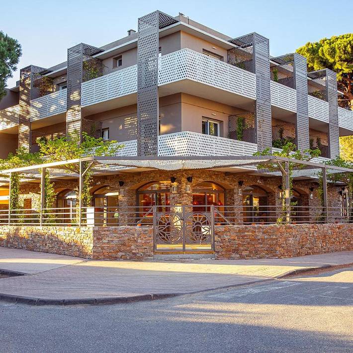 Hôtel pour 2 personnes, avec Terrasse ainsi que Jardin et Piscine