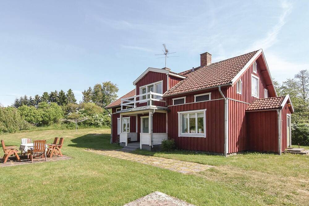 Gorgeous home in Lyrestad with Wifi in Vänern