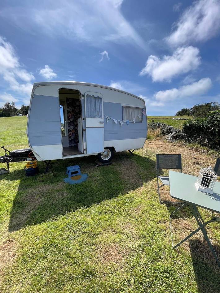 Glamping for 2 people, with ocean view and garden, with pets on the Isle of Anglesey