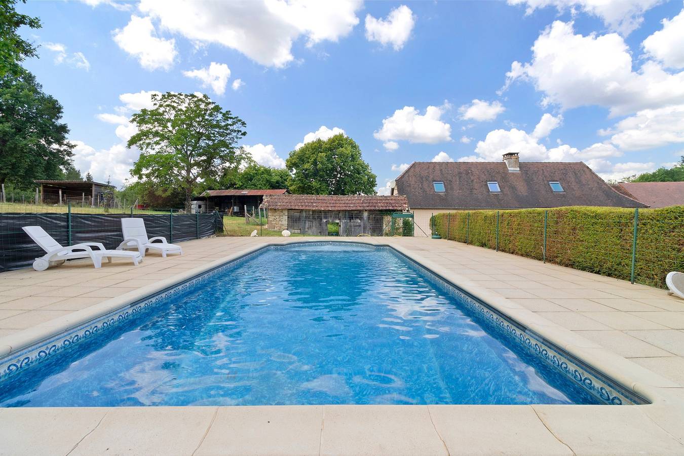 Maison 'Gite Cosy En Pierres Apparentes' avec piscine privée, terrasse privée et jardin partagé in Fossemagne, Périgord Noir