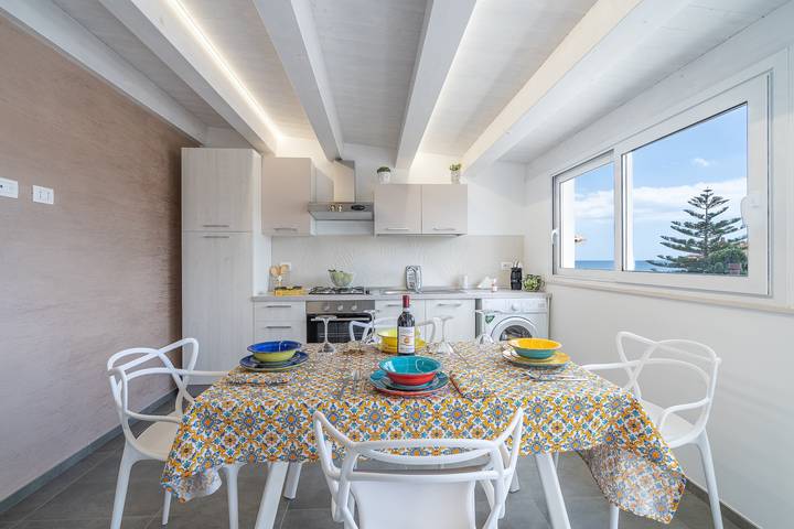 Hel lejlighed, Apartment 'A Due Passi Dal Mare' with Sea View, Shared Pool and Wi-Fi in Falaride, Avola