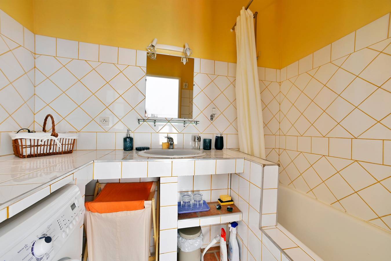 Appartement entier, Gîte Pina -  Gîte avec piscine partagée in Lussan, Région de Nîmes
