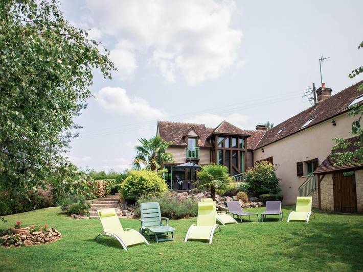 Gîte pour 14 personnes, avec terrasse ainsi que jardin et jacuzzi à Dollon