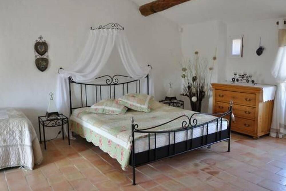 \"Haus der Olivenbäume\ in Puyméras, Parc naturel régional du Mont-Ventoux