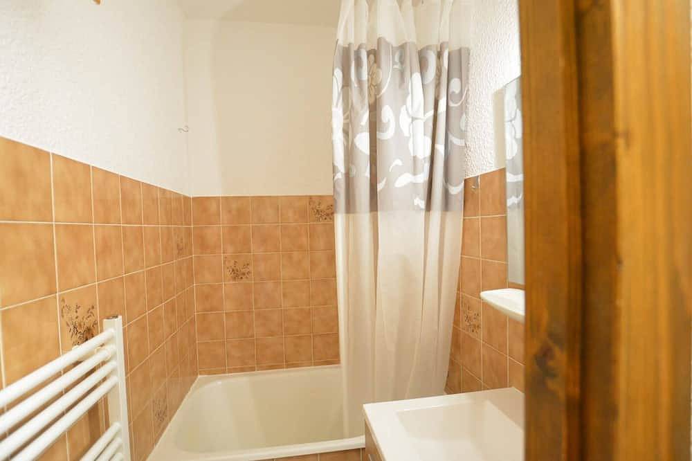 Entire apartment, Ski-in/ski-out studio with terrace, parking and Wi-Fi - sleeps 4 in Le Grand-Bornand, Annecy region