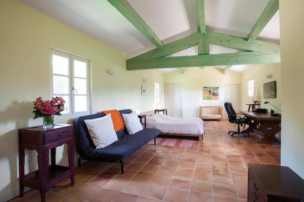 Beautiful manor with swimming pool and orchard facing  the Provençal Colorado in Rustrel, Parc naturel régional du Luberon