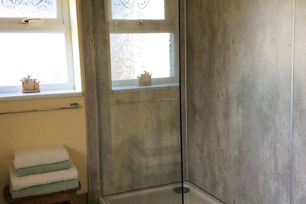 Traditionelles Steinhäuschen in der schönen Landschaft nahe der Küste, moderner Innenraum in Highlands