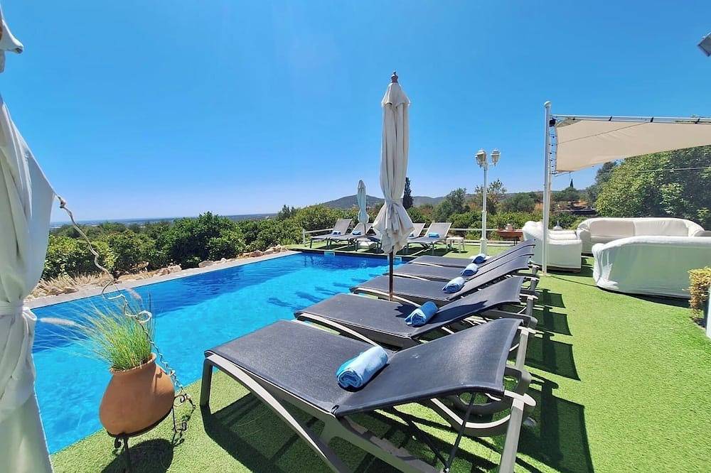 Moderne Villa mit großem Pool, in ländlichem touristischen Ort mit Seen umgeben gebaut in Estoi, Faro Distrikt