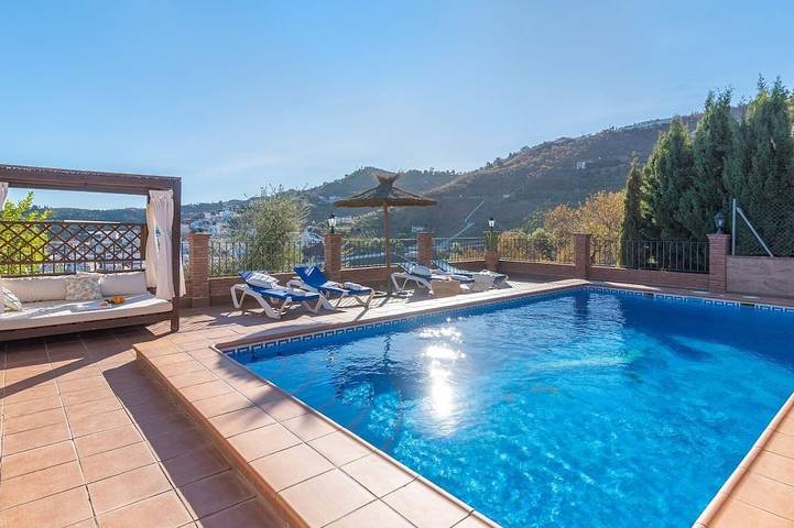 Ferienhaus für 7 Personen, mit Terrasse und Garten in Iznate
