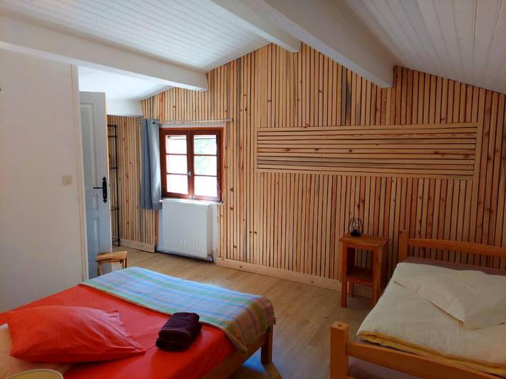 Location de vacances pour 3 personnes, avec piscine et vue ainsi que terrasse et jardin à Teyssières - 4