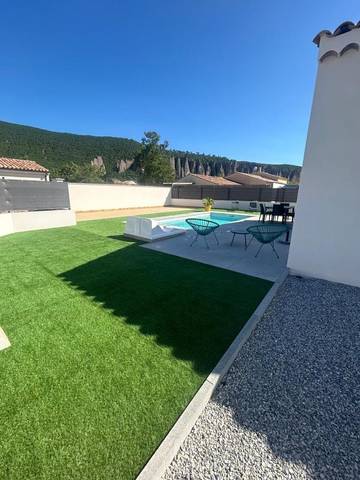 Location de vacances pour 6 personnes, avec jardin ainsi que piscine et vue à Les Mées