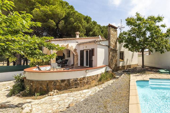 Chalet para 6 personas, con vistas además de terraza y jardín en Alt Empordà - 3