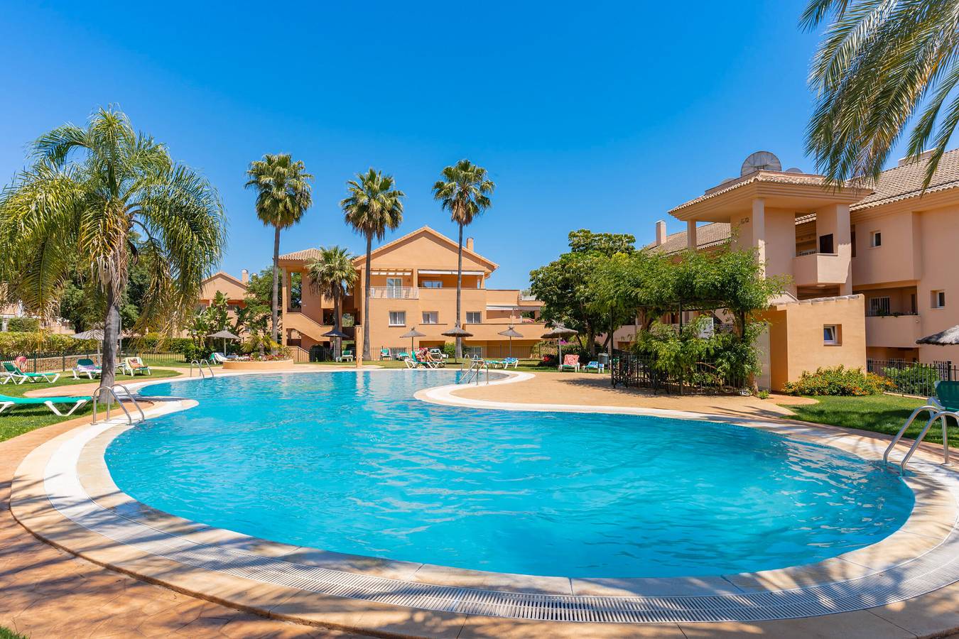 Entire apartment, Apartment 'Jardines Santa Maria Golf Elviria' with Shared Pool, Wi-Fi and Air Conditioning in Marbella East, Marbella