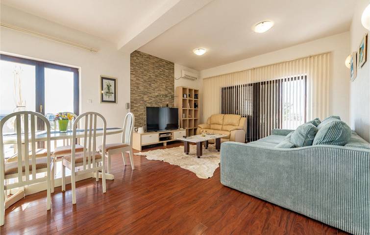 Modernes Apartment mit 2 Schlafzimmern, Pool und Terrasse, 200 m von lokalen Restaurants entfernt in Galovac, Zadar