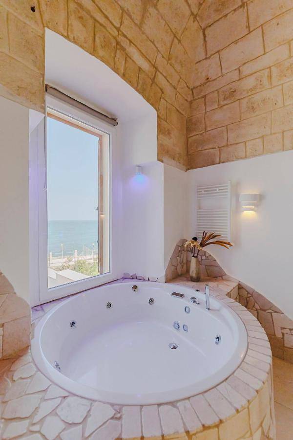 Gîte pour 2 personnes, avec jacuzzi ainsi que jardin et terrasse dans Torre a Mare - 3
