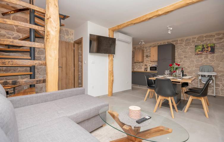 Reizende 1-Zimmer-Wohnung mit Pool, Terrasse und WLAN in Imotski, Makarska Riviera