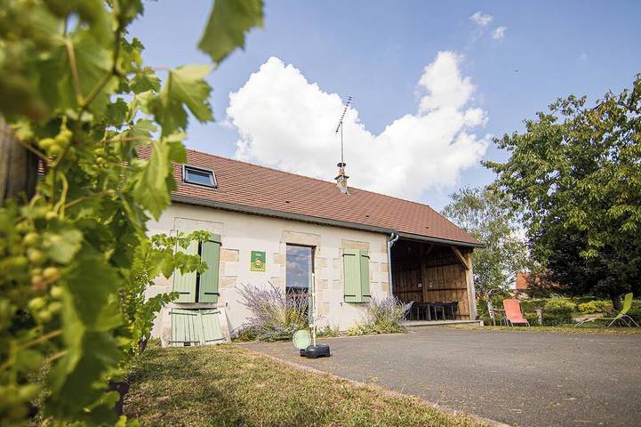 Location de vacances pour 5 personnes, avec Terrasse ainsi que Jardin et Piscine à Saint-Pourçain-sur-Sioule