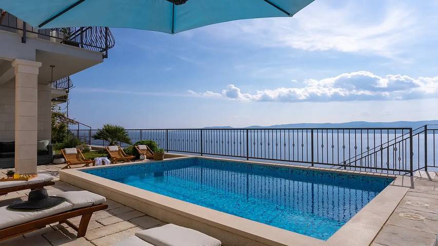 Villa pour 6 personnes, avec balcon ainsi que jardin et piscine à Mimice