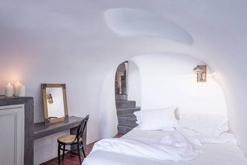 Villa for 4 People in Oia, Santorini, Photo 1