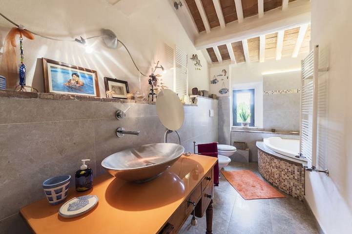 Bellissimo casale ristrutturato e con piscina nella quiete delle colline senesi. in Trequanda, Siena e dintorni