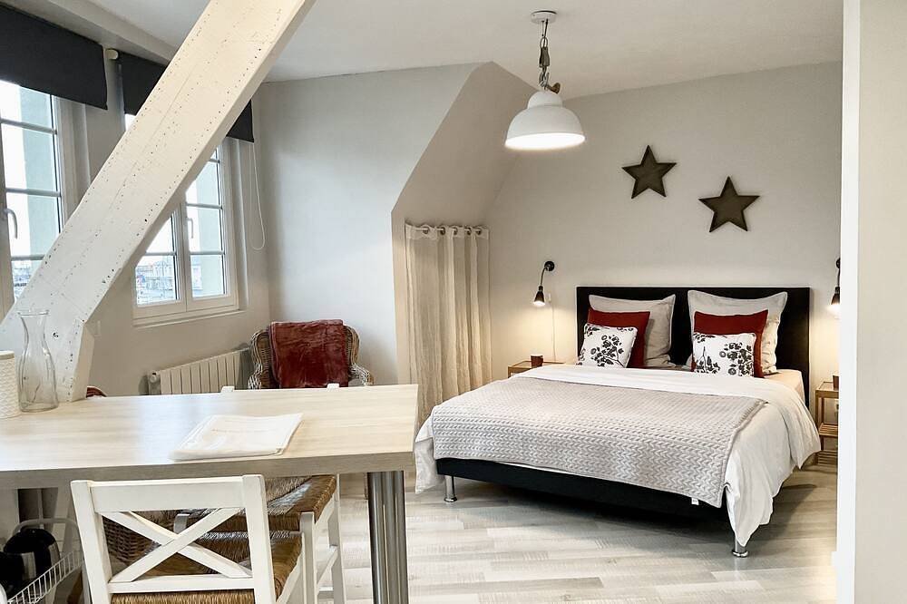 Entire apartment, Bright apartment with harbor views in Port-en-Bessin-Huppain, Bayeux region