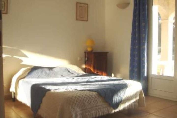 Location de vacances pour 4 personnes, avec terrasse ainsi que piscine et jardin à Meyreuil - 3